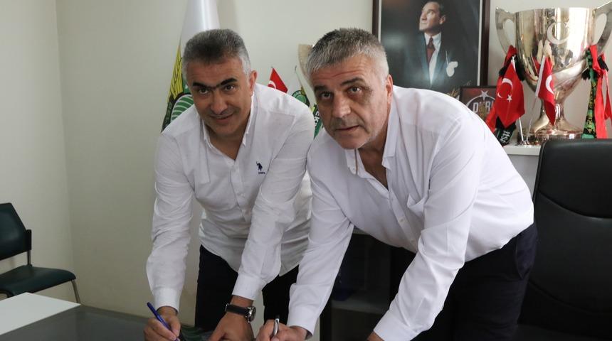 Akhisarspor Mehmet Altıparmak'la sözleşme imzaladı