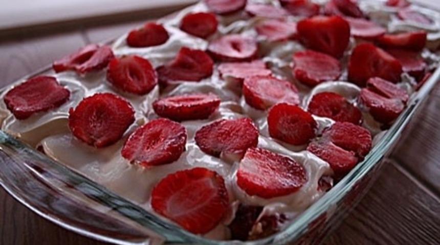 Bisk&uuml;vili, Labneli Ve &Ccedil;ilekli Pasta