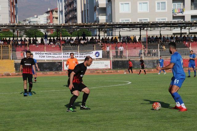 Milli Futbolcular Vanlılarla hasret giderdi