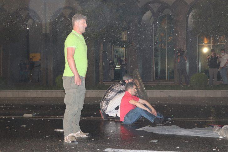 Gürcistan'da protestocular parlamentoyu kuşattı G1