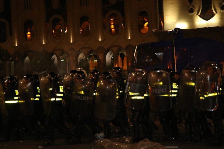 Gürcistan'da protestocular parlamentoyu kuşattı G3