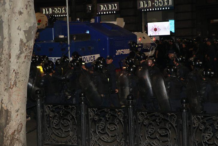 Gürcistan'da protestocular parlamentoyu kuşattı G4