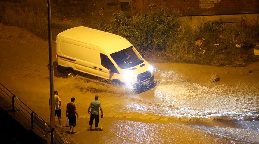 Trabzon'da şiddetli yağış! Yollar g&ouml;le d&ouml;nd&uuml;