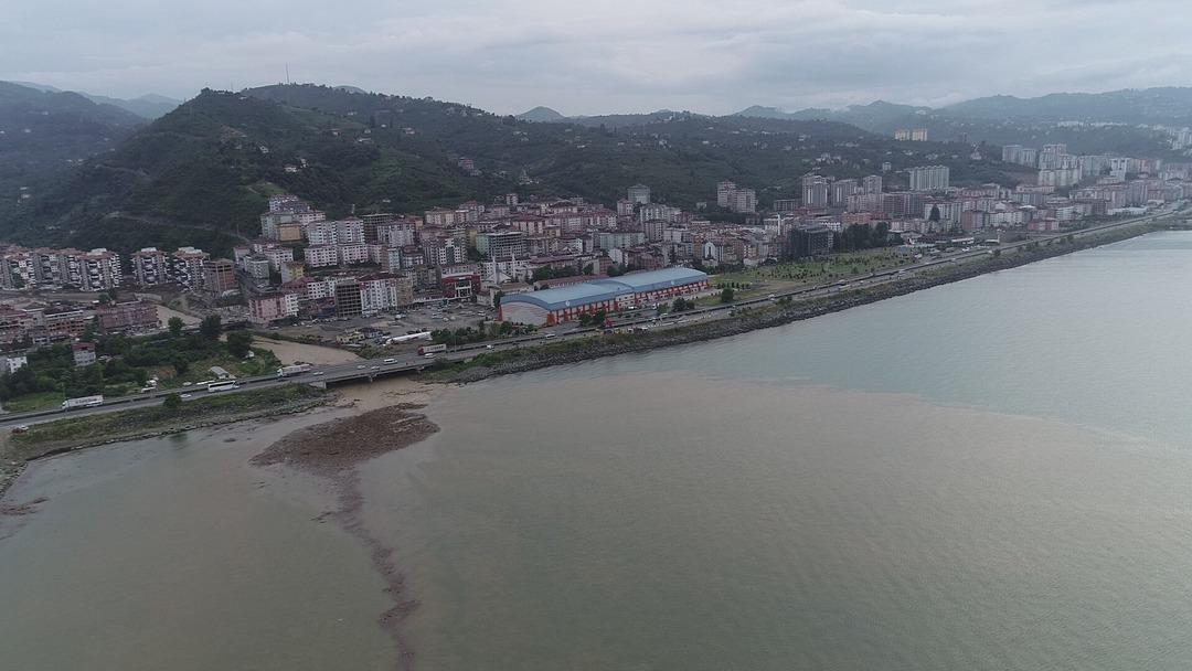 Trabzon'da deniz &ccedil;amura bulandı