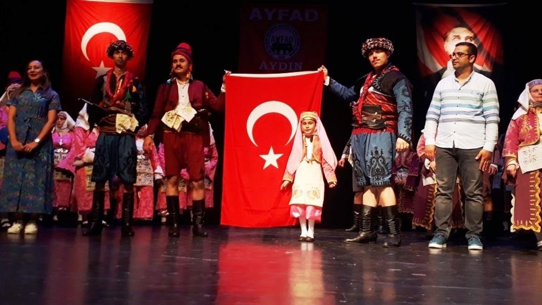 &lsquo;Zeybeklerin Sesi&rsquo; isimli gecede kursiyerler h&uuml;nerlerini sergiledi