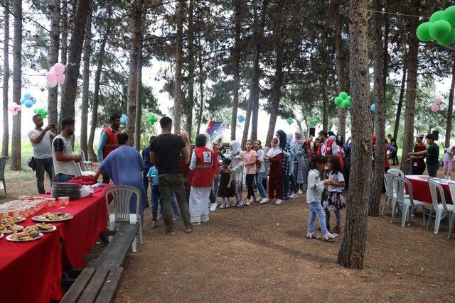 Mülteci çocuklar kendi gününde doyasıya eğlendi