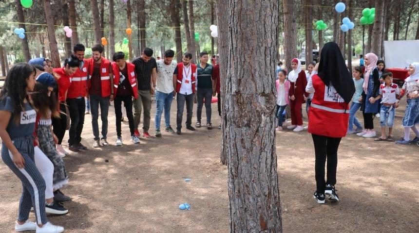 M&uuml;lteci &ccedil;ocuklar kendi g&uuml;n&uuml;nde doyasıya eğlendi