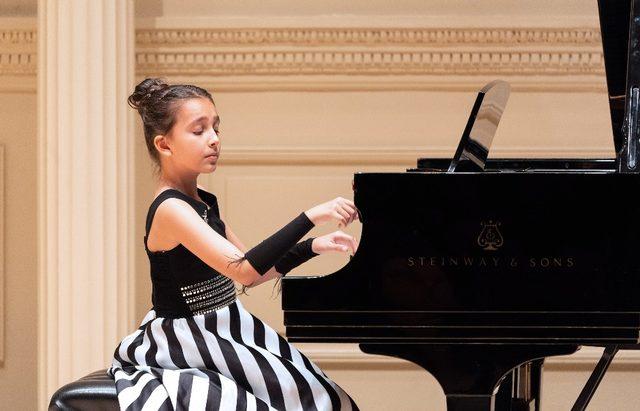 Müziğin altın çocuğu Çınara, New York’tan ödülle döndü