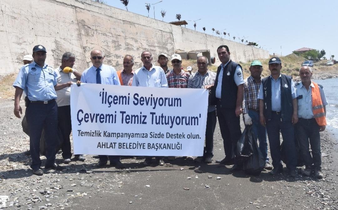 Ahlat Belediyesinden Van G&ouml;l&uuml; sahilinde temizlik kampanyası