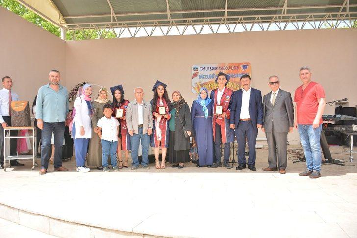 Eskişehir Tayfur Bayar Anadolu Lisesi’nin mezuniyet töreni coşkulu geçti G3