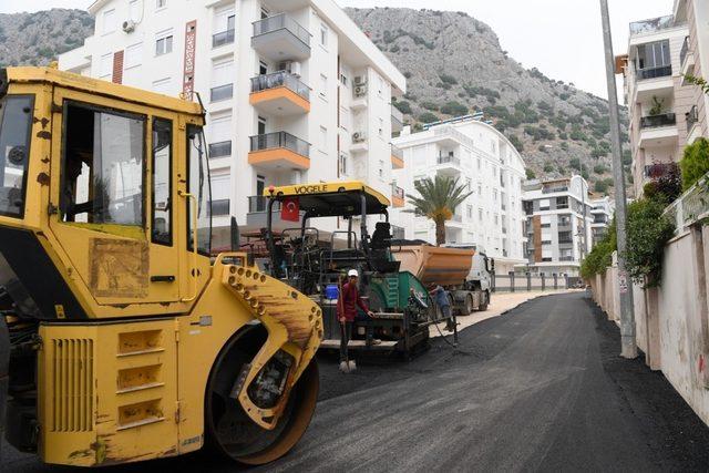 Konyaaltı Belediyesi’nden Hurma’ya sıcak asfalt