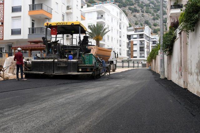 Konyaaltı Belediyesi’nden Hurma’ya sıcak asfalt