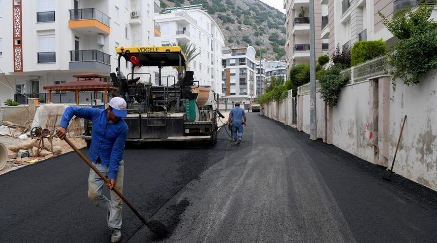 Konyaaltı Belediyesi’nden Hurma’ya sıcak asfalt