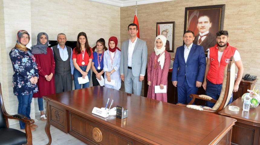 Ecdada mektup yazan &ouml;ğrencileri Kaymakam Kazez, ağırladı