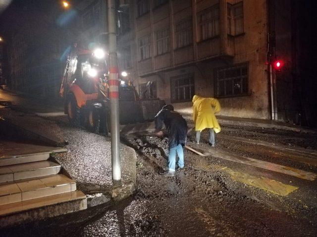 Ortahisar Belediyesi gece boyunca yağmur sularıyla mücadele etti