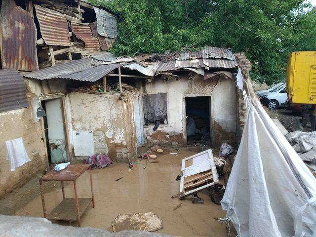 Elazığ’daki şiddetli yağış 2 kerpiç evi yıktı