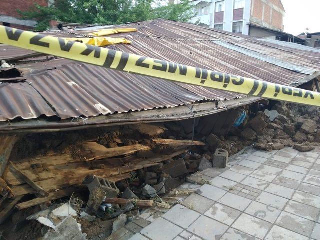 Elazığ’daki şiddetli yağış 2 kerpiç evi yıktı