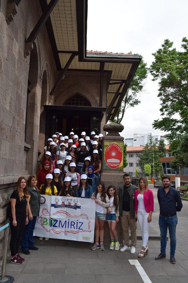 İzmir'den ortaokul öğrencileri ilk kez gittikleri Ankara'yı gezdi