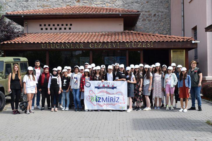 İzmir'den ortaokul öğrencileri ilk kez gittikleri Ankara'yı gezdi