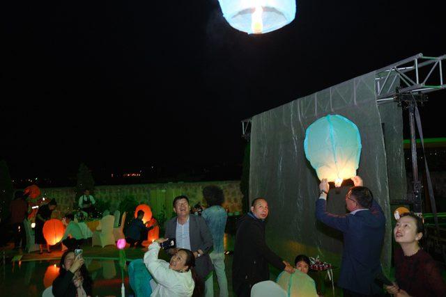 Çinli turistler Kapadokya'da dilek balonu uçurdu