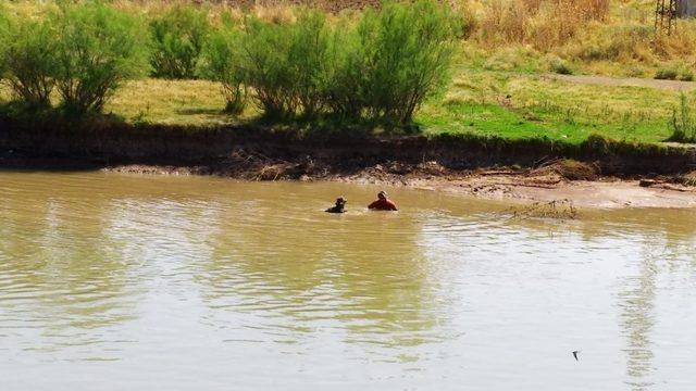 Nehirde kaybolan genci balık adamlar arıyor