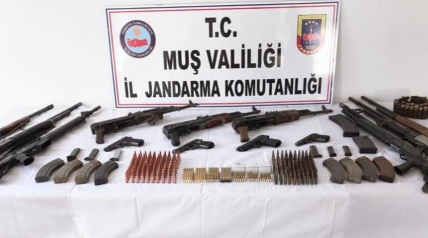 Silah ka&ccedil;ak&ccedil;ılarına operasyon: 5 g&ouml;zaltı