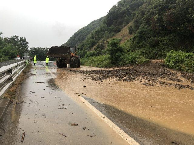 Alaplı -Akçakoca karayolunda çamur seli