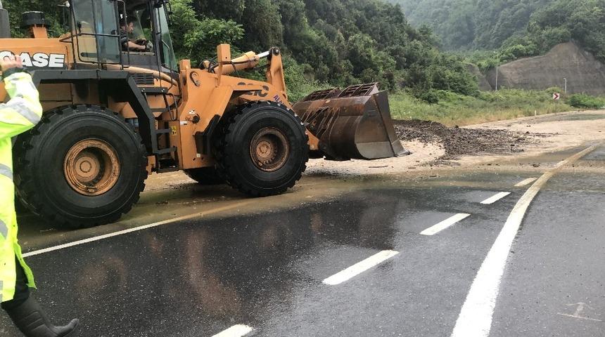Alaplı -Ak&ccedil;akoca karayolunda &ccedil;amur seli