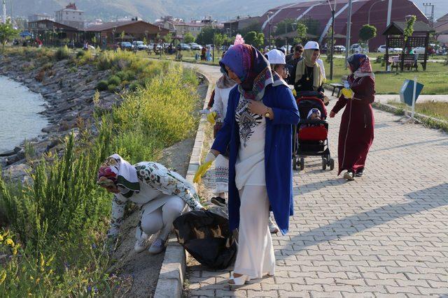 Bitlisli kadınlar, Van Gölü sahilinde çöp topladı