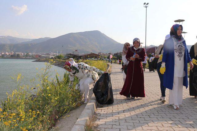 Bitlisli kadınlar, Van Gölü sahilinde çöp topladı