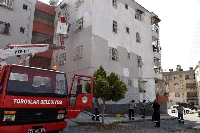 Toroslar’da Renkli Adalar Projesiyle binaların dış cepheleri boyanıyor