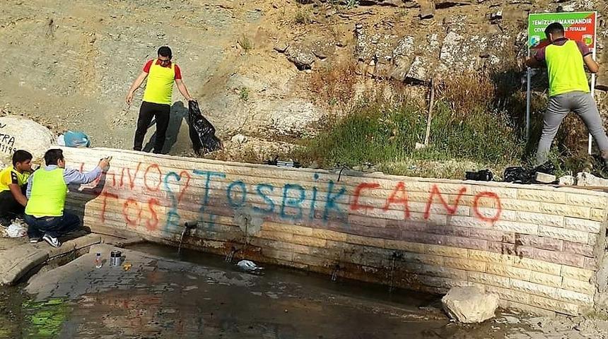 Çeşme duvarını gönüllüler boyadı