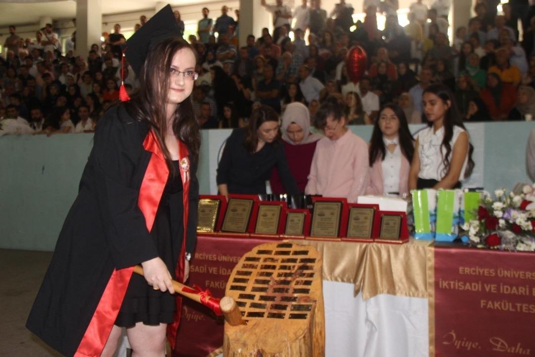 ER&Uuml; İktisadi ve İdari Bilimler Fak&uuml;ltesi&rsquo;nde mezuniyet heyecanı