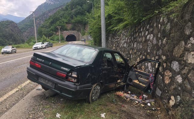 Otomobil istinat duvarına çarptı: Melek öldü, anne ve babası yaralandı