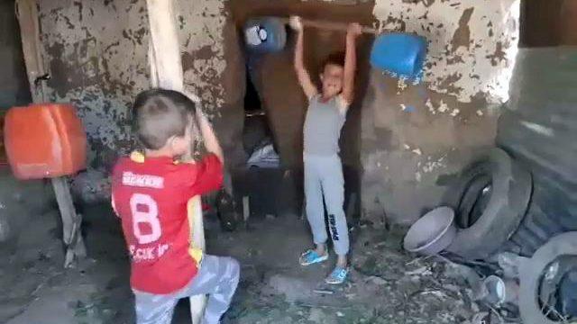 Ahırı spor salonuna çevirip, plastik bidonlardan kum torbası yaptılar