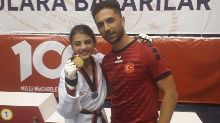 Burhaniyeli tekvandoculardan b&uuml;y&uuml;k başarı