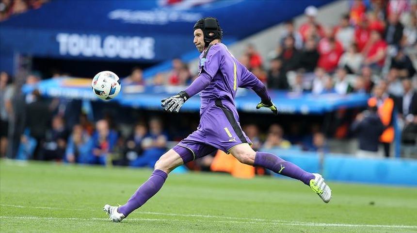 Petr Cech Chelsea'ye döndü