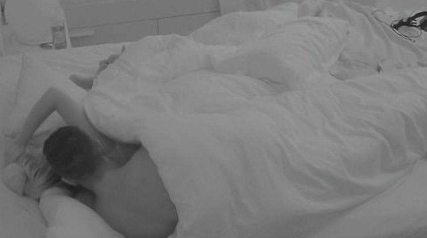 Tv dünyası bunu da gördü! Yarışmada ilişkiye girdiler