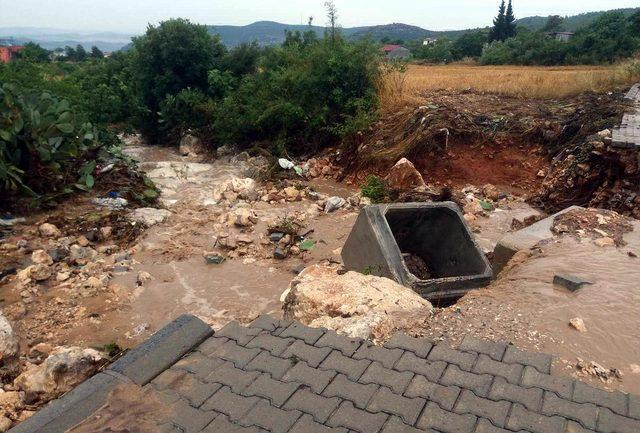 Selin vurduğu Tarsus'ta, hasar tespit ve onarım çalışması