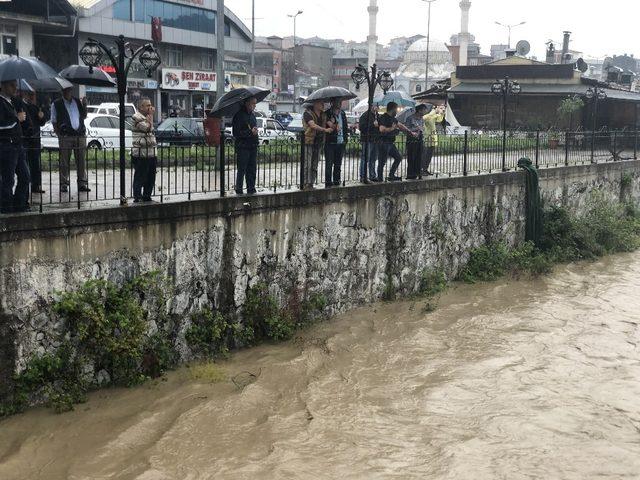 Çay kıyısında, ‘Ya taşarsa’ nöbeti