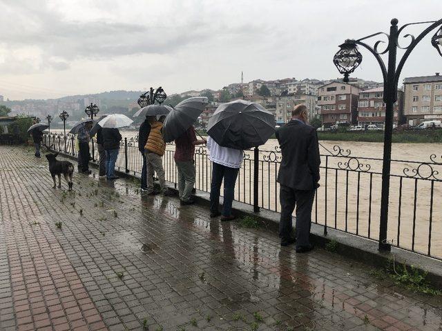 Çay kıyısında, ‘Ya taşarsa’ nöbeti