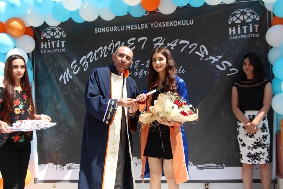 Sungurlu MYO mezuniyet sevinci