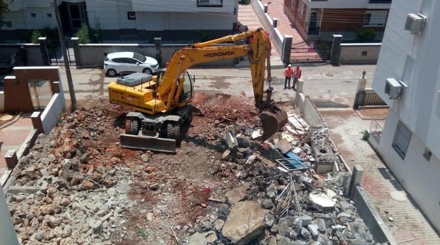 Madde bağımlılarına mekan olan metruk bina yıkıldı