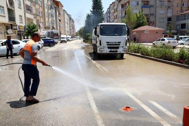 Elazığ Belediyesi, afetin izlerini siliyor