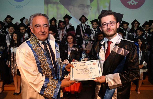 Adıyaman Üniversitesi Tıp Fakültesinde mezuniyet coşkusu