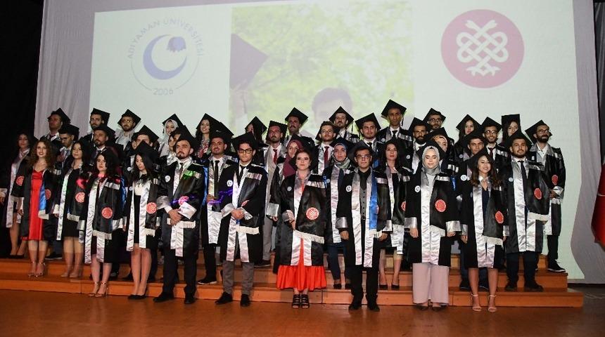 Adıyaman &Uuml;niversitesi Tıp Fak&uuml;ltesinde mezuniyet coşkusu