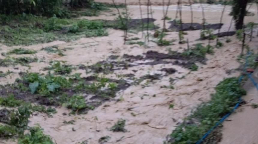 Sağanak kısa s&uuml;rede sele d&ouml;n&uuml;şt&uuml;