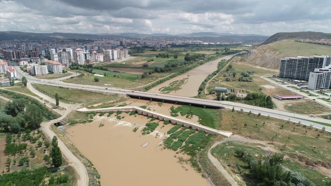 Aşırı yağışlar Kızılırmak'ın rengini değiştirdi