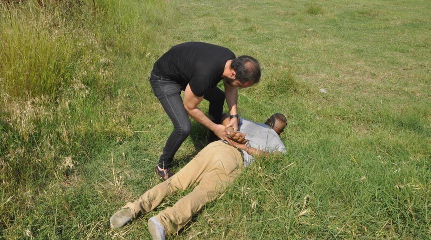 Polisten kaçarken tarlada yakalandı