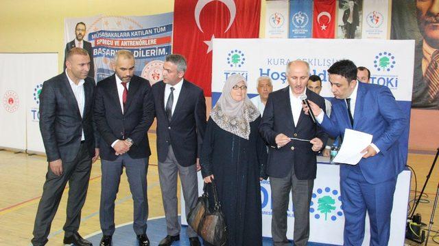 Karaman’da TOKİ’nin yaptığı 364 konut için kura çekimi yapıldı